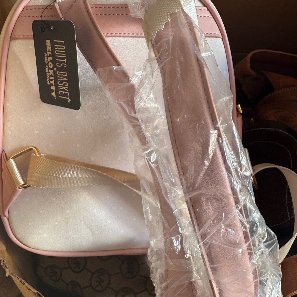 Selling back pack hello kitty